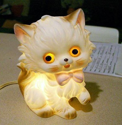 A spooky cat lamp