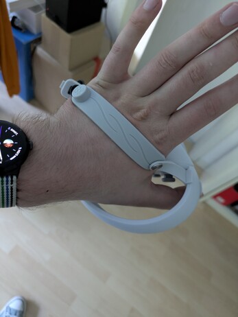 the pico 4 controller but with a valve-knuckles-style strap to hold it in position even when not gripped at all