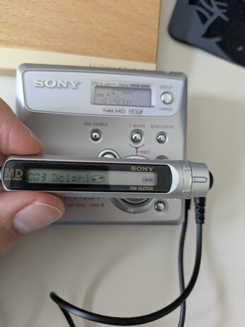 the mini disc player inline remote but it displays something 